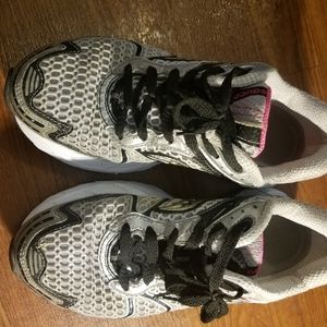 Saucony tennis shoes